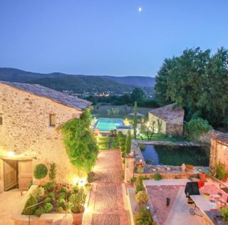 And all for Eu € 3,390,000. Top Russell Crowe with an entire hamlet plus vineyards